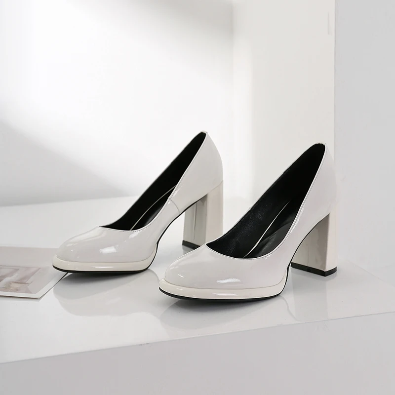 

2020Women's Leather Med Heels New High Quality Shoes Classic Black&White Pumps for Office Ladies White High Heels Red Sexy Heels