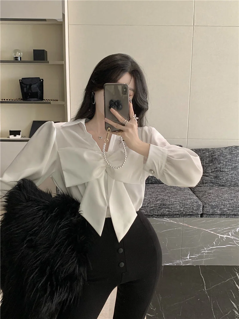 Женская рубашка свободного покроя белая с длинным рукавом и дизайном во