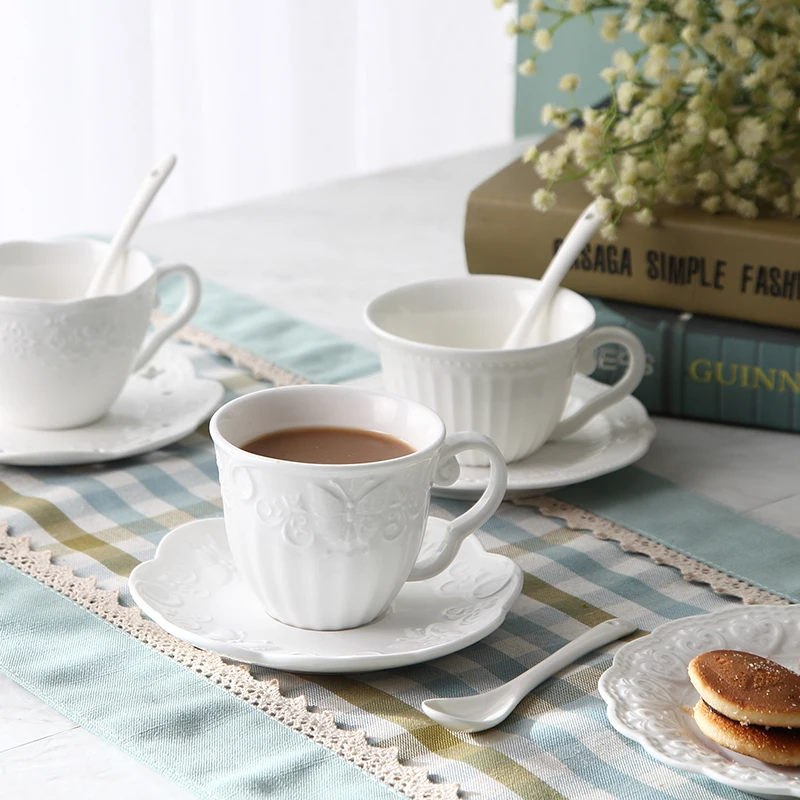 Кофейная чашка в европейском стиле с блюдцем ложкой белая керамическая