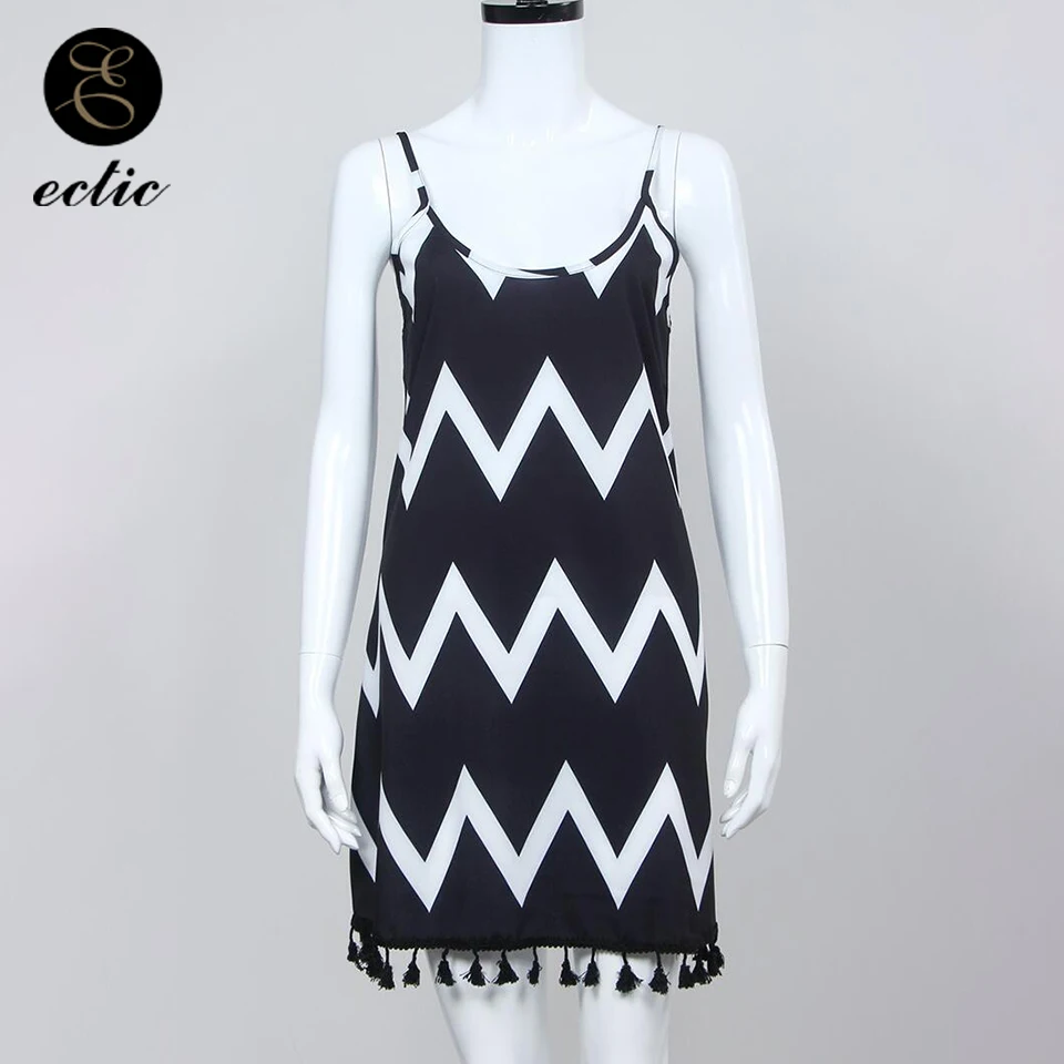 Вечерние нее платье с бахромой и кисточками черное белое в полоску волнистыми