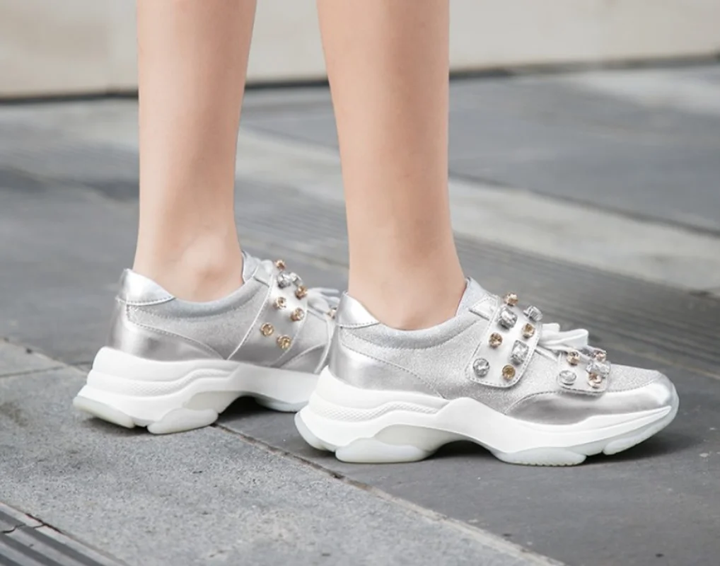Женские кроссовки из натуральной кожи со стразами и круглым носком повседневная