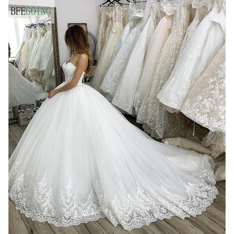 Белое Кружевное Тюлевое бальное платье без бретелек в пол свадебное со шлейфом