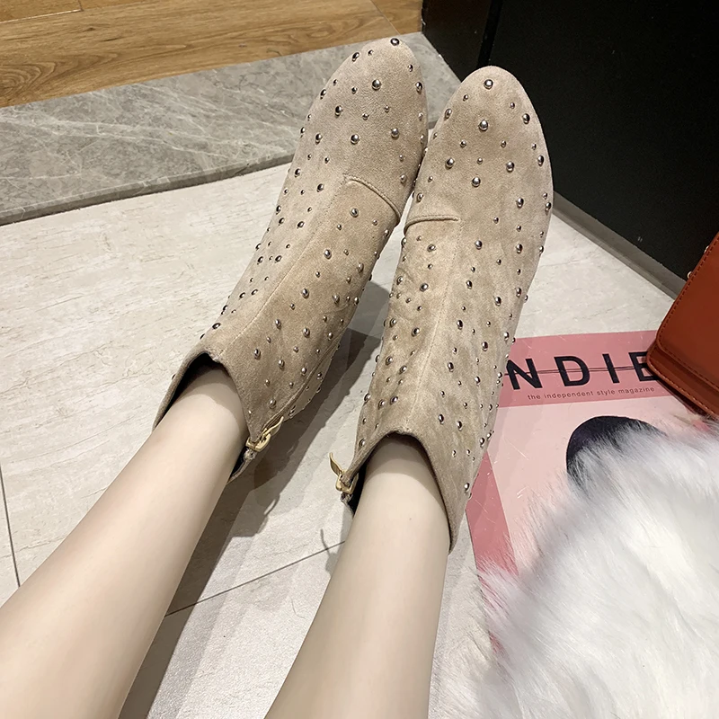 Недорогие женские ботильоны с заклепками Зимние Модные Замшевые полусапожки на