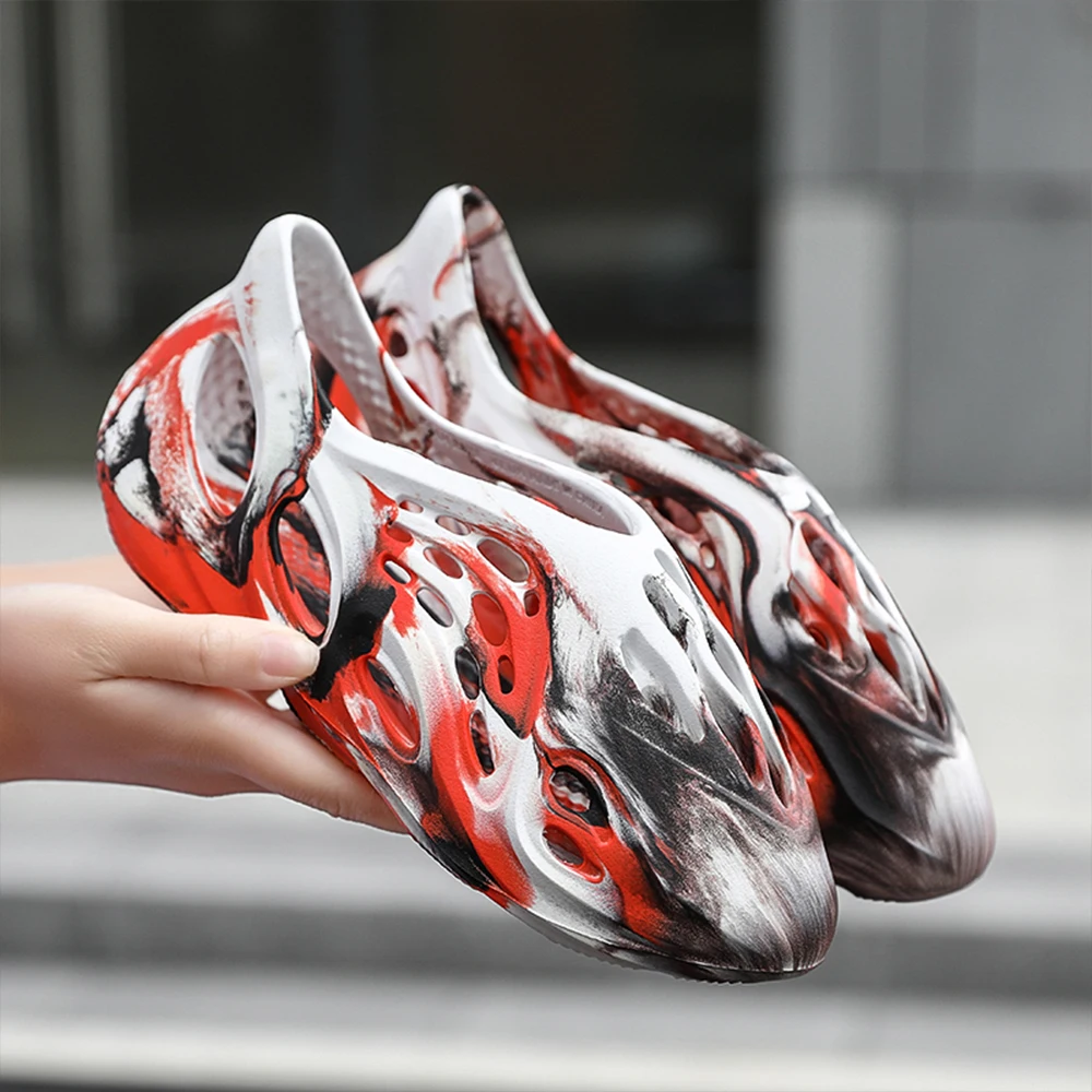 

Explosive models of casual sports sandals for men and women, fashion outdoor couple Kanye camouflage hole shoes, beach sandals