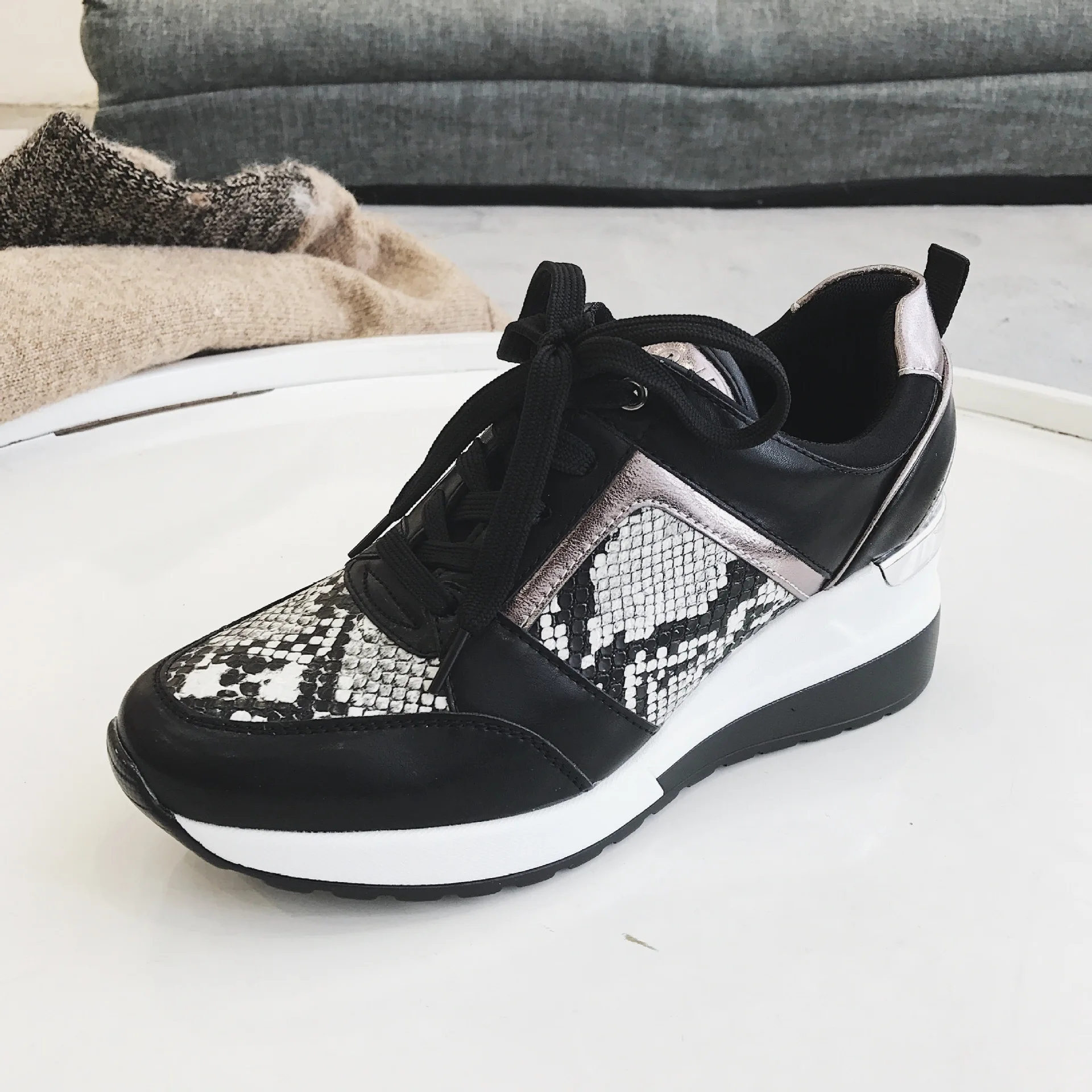 Женская обувь со змеиным узором женские кроссовки с перекрестной шнуровкой для