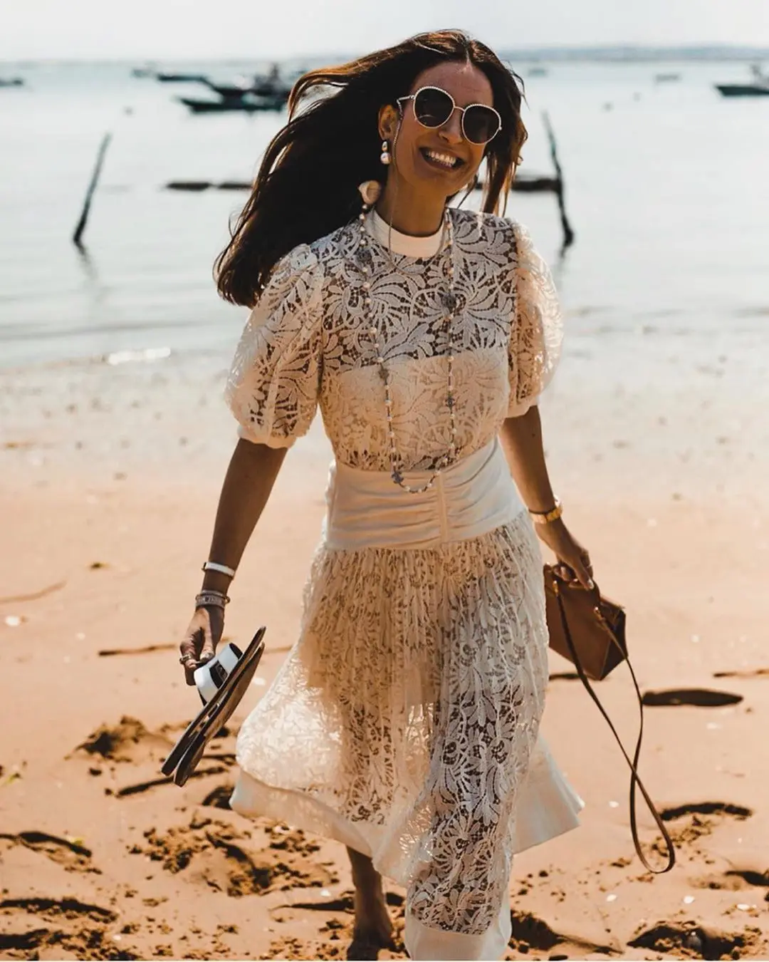 Кружевное платье миди кремового цвета с цветочной вышивкой Королевский наряд