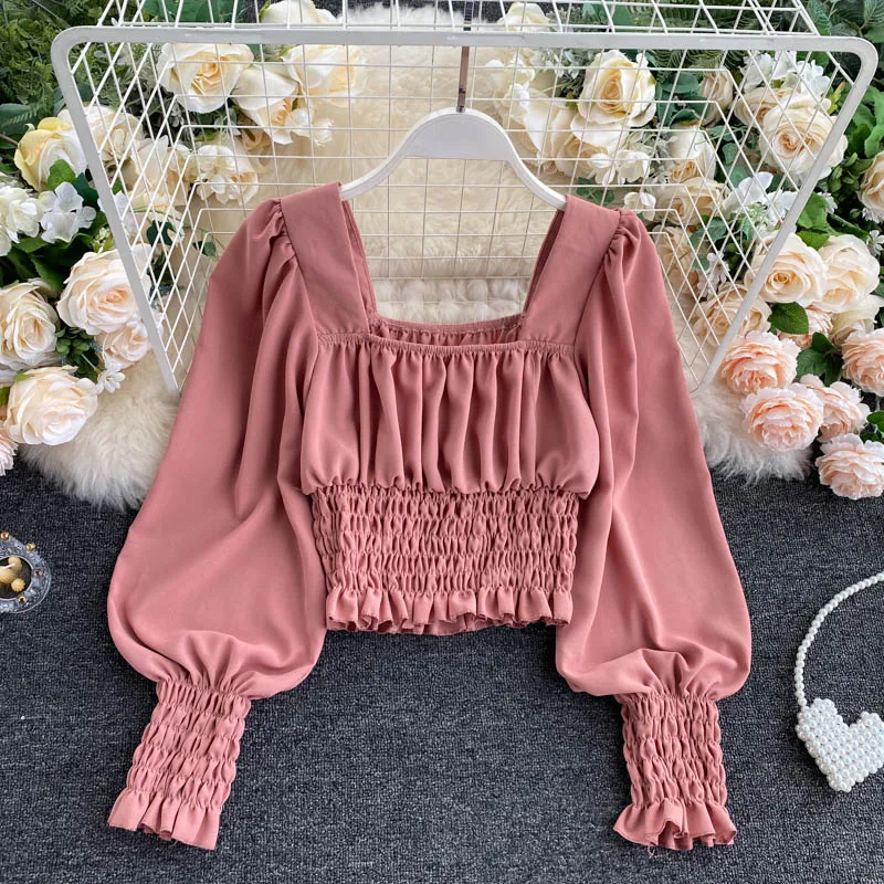 Женская блуза с квадратным вырезом коротким рукавом-фонариком и поясом на