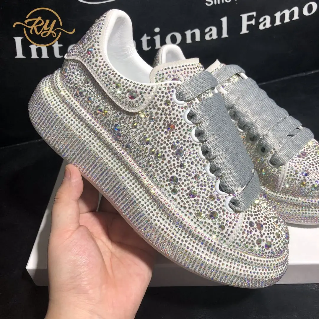 

Женские кроссовки из натуральной кожи, на платформе