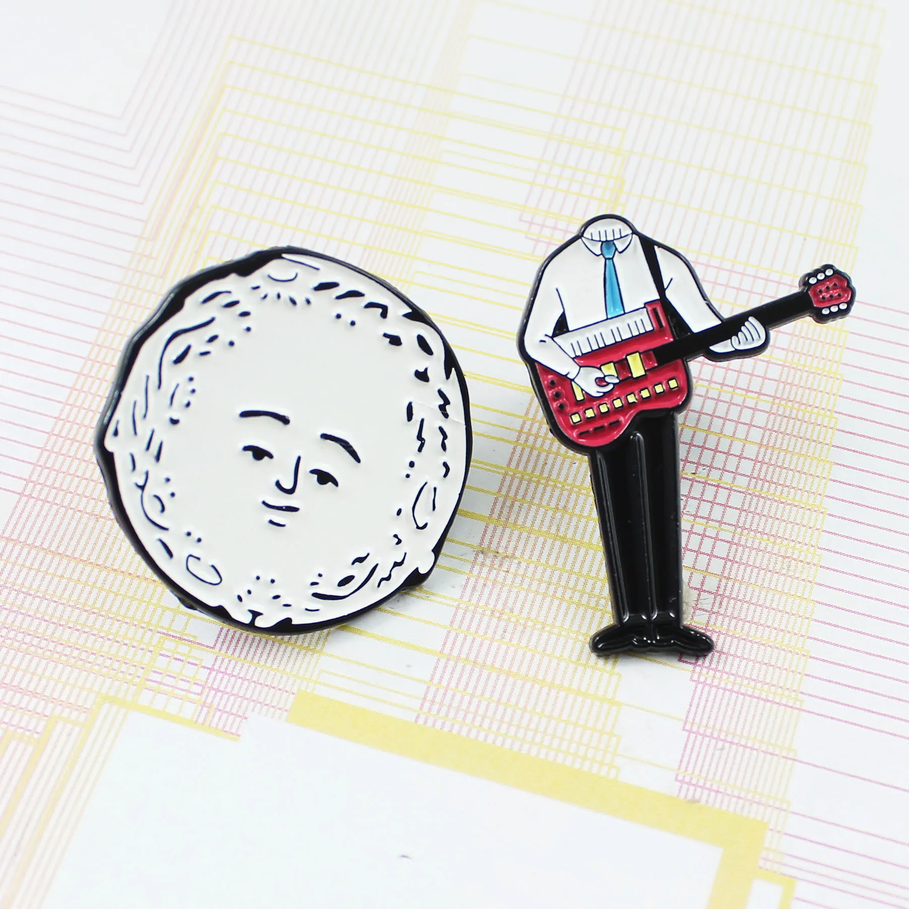 Очаровательная большая голова Забавный человек в костюмах с гитарой Специальные