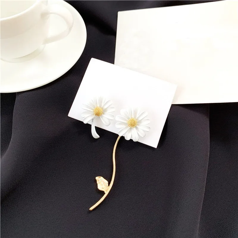 Женские асимметричные серьги подвески в виде белых маргариток маленькие