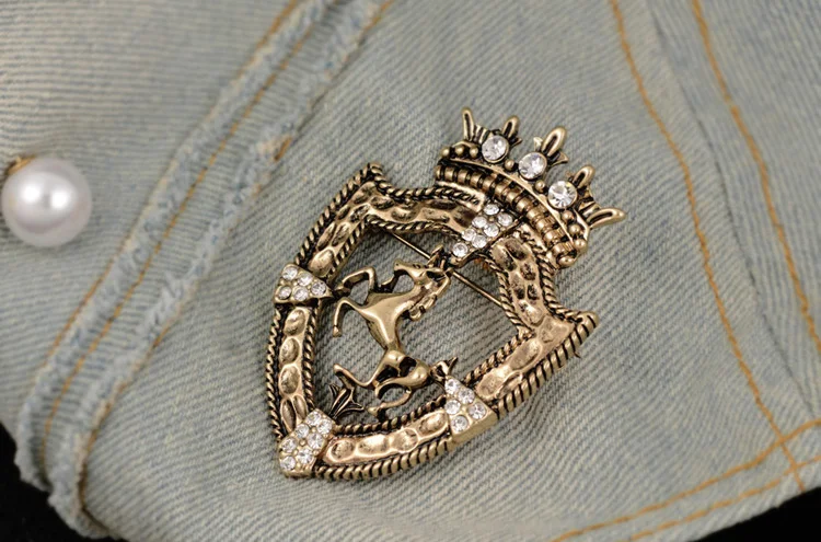 Крест Брош Новые Броши метросексуал значок лошади для пальто щит винтажный