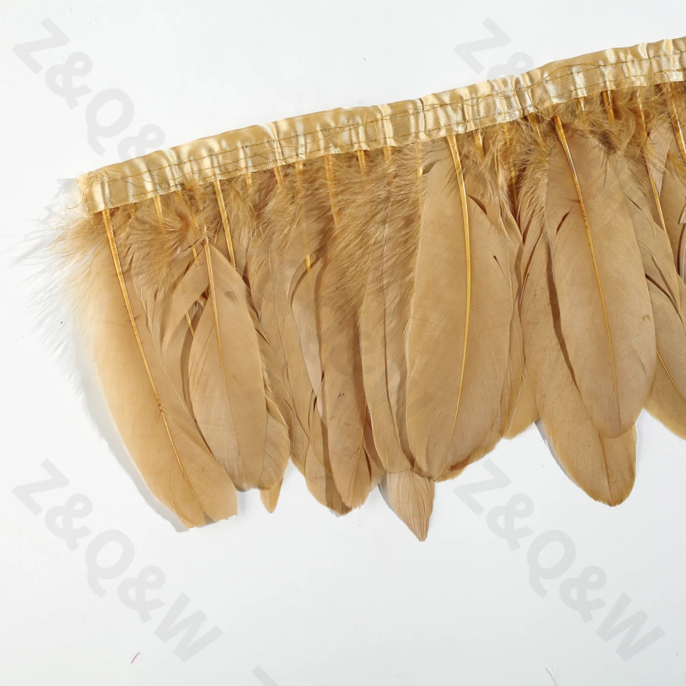 Натуральный гусиных перьев окрашиваются в хаки для того чтобы сделать 2 м края