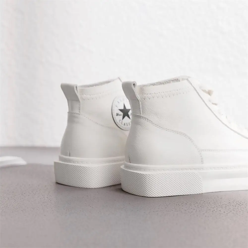 Женские кроссовки из натуральной кожи на плоской подошве с круглым носком в