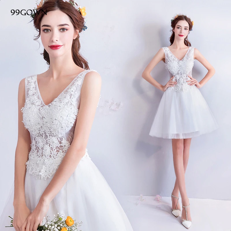 

Мини-платье с открытой спиной, V-образным вырезом и вышивкой