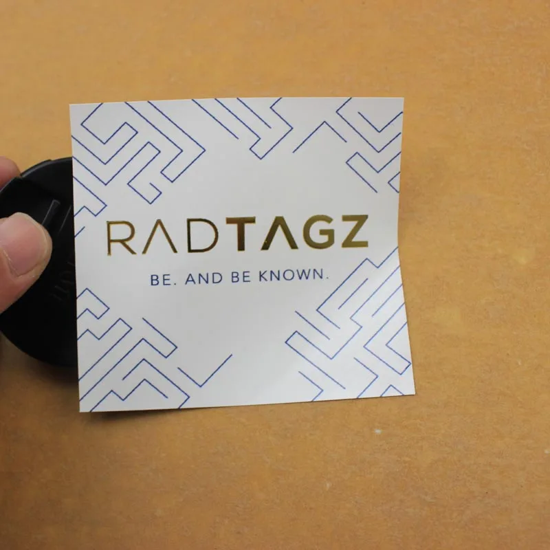 Дешевая рулонная виниловая этикетка на заказ водонепроницаемая