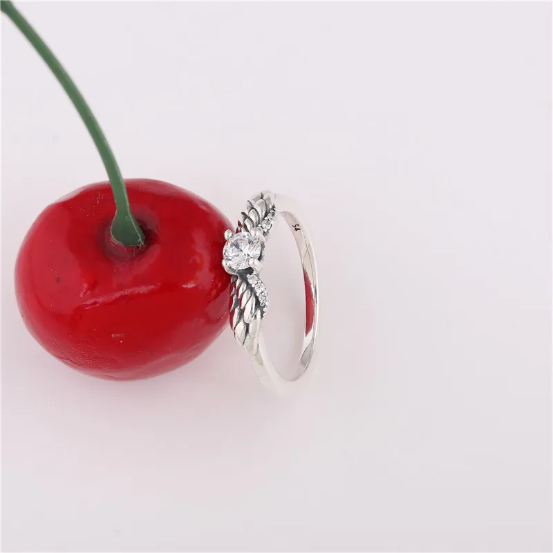 Серебряное кольцо с кубическим цирконием белый циркон крыльями ангела подарок