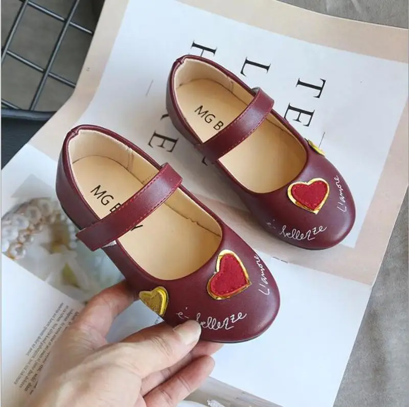 Детские модельные туфли для девочек кроссовки принцессы с сердечками мягкая