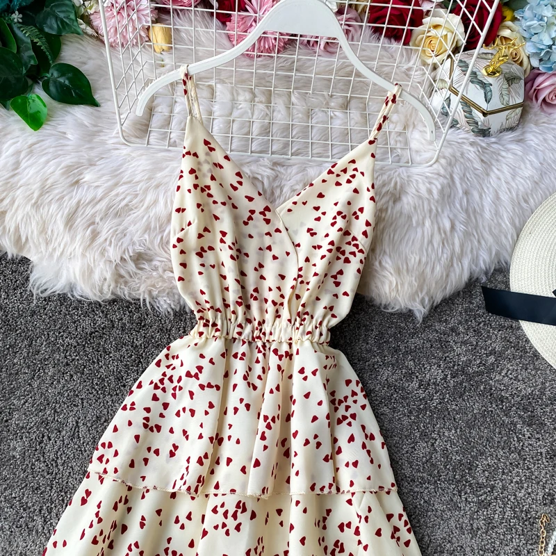 Женское винтажное платье в горошек красное с V-образным вырезом оборками и