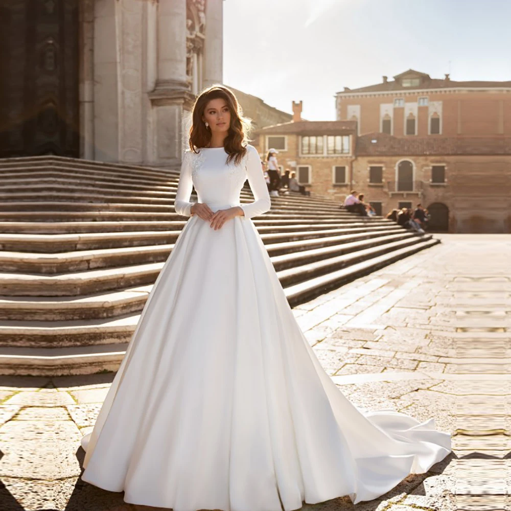 Атласное свадебное платье с длинным рукавом кружевное аппликацией и шлейфом