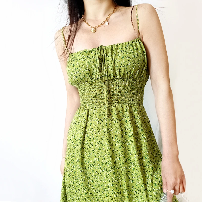 

Женское зеленое платье-миди с завязками спереди и цветочным принтом