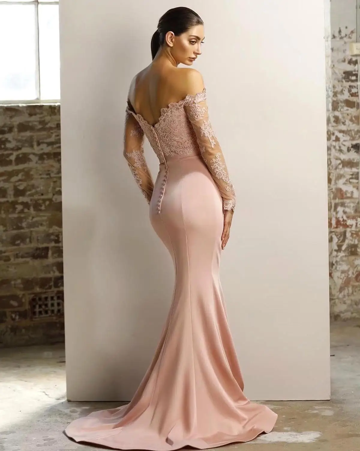 Женское атласное вечернее платье с юбкой годе розовое длинным рукавом открытой