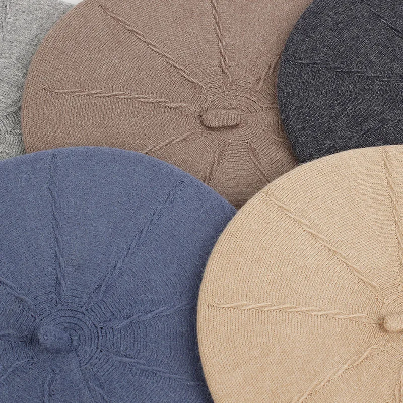 Элегантный вязаный однотонный зимний теплый берет с подвеской под дерево во