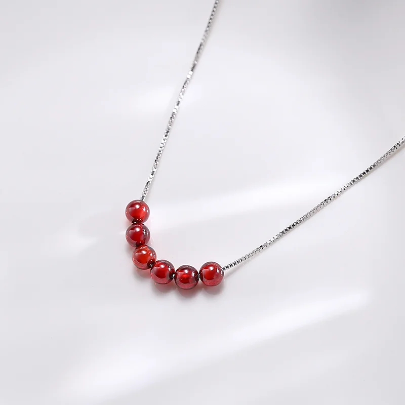 Изысканные кристальные ожерелья с красными гранатами на серебряной цепочке 925 пробы в ящике для женщин на вечеринки и романтические случаи.