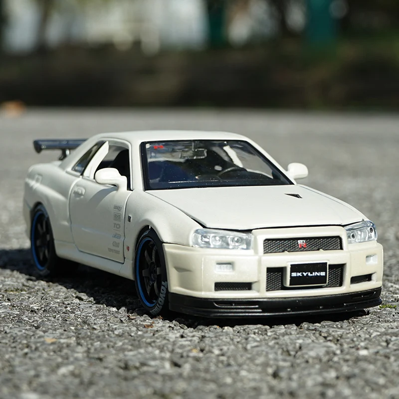 

Модифицированная модель спортивного автомобиля Nissan Skyline GTR R34 1:24, литой металлический игрушечный автомобиль из сплава, модель имитации колл...