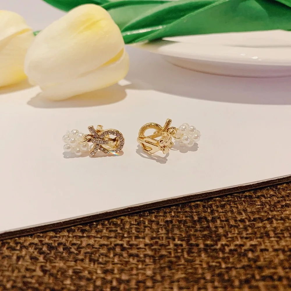

2021 new Japanese and Korean fashion ladies party alloy inlaid pearl earrings design sense fashion trend small cute earrings