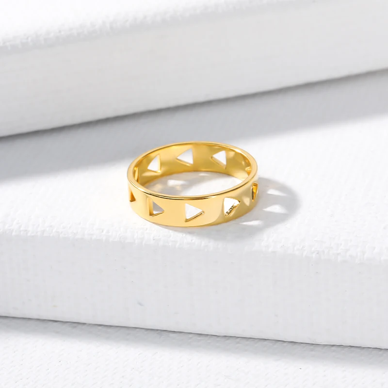 Полый бюстгальтер с треугольными чашечками украшением в виде кольца для женщин