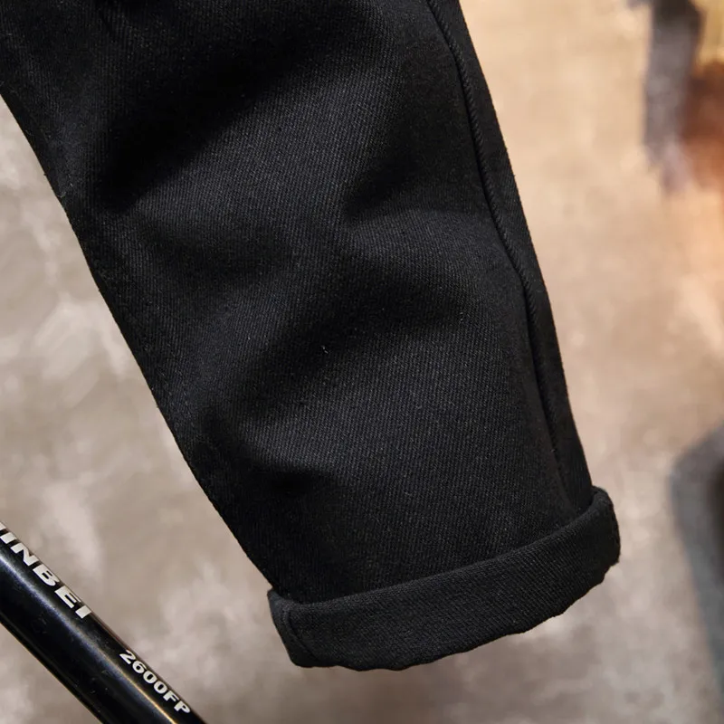 Джинсы мужские в стиле хип-хоп черные зауженные рваные нестандартной формы |