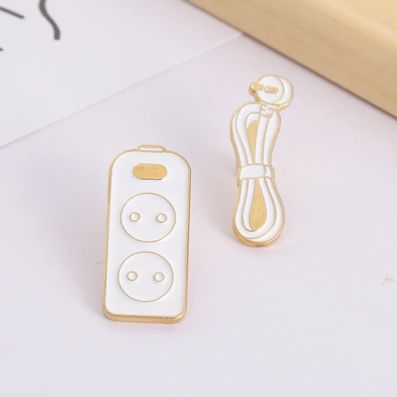 Креативная брошь из металлического сплава в форме разъема с белой розеткой