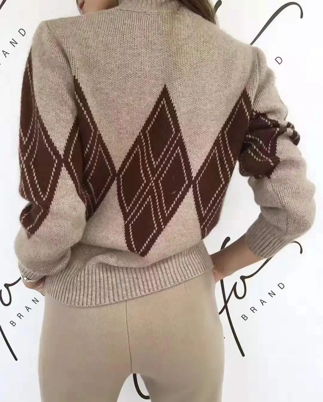 Женский трикотажный комплект из двух предметов свитер с высоким воротником и