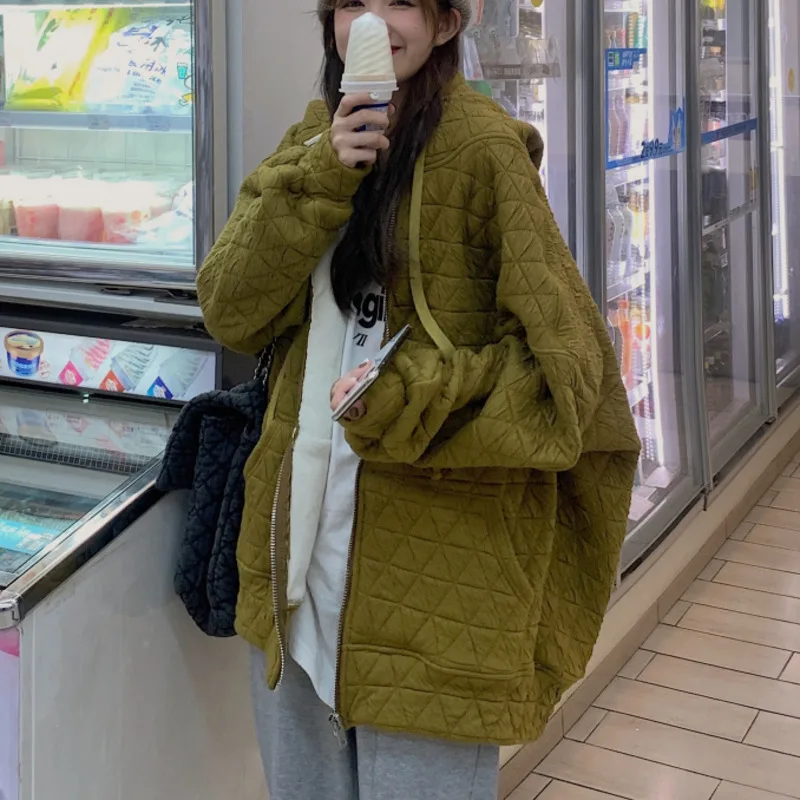 

Женская зимняя утепленная куртка в клетку с капюшоном