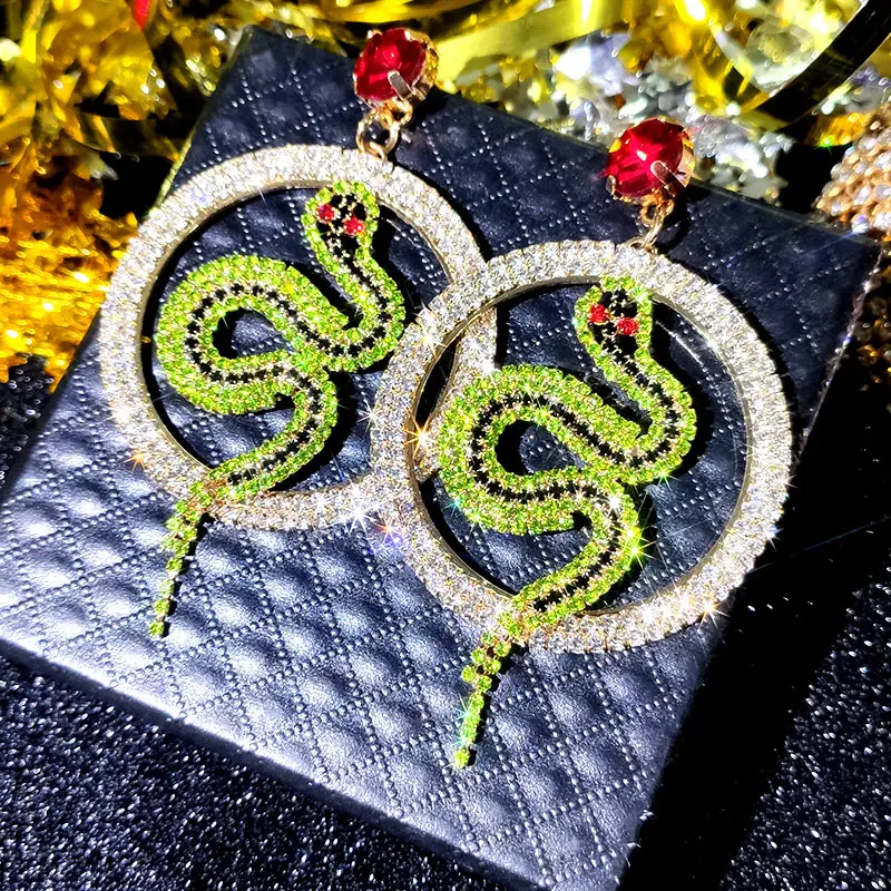 Женские круглые серьги-змеи JUST FEEL серебристого цвета с кристаллами массивные