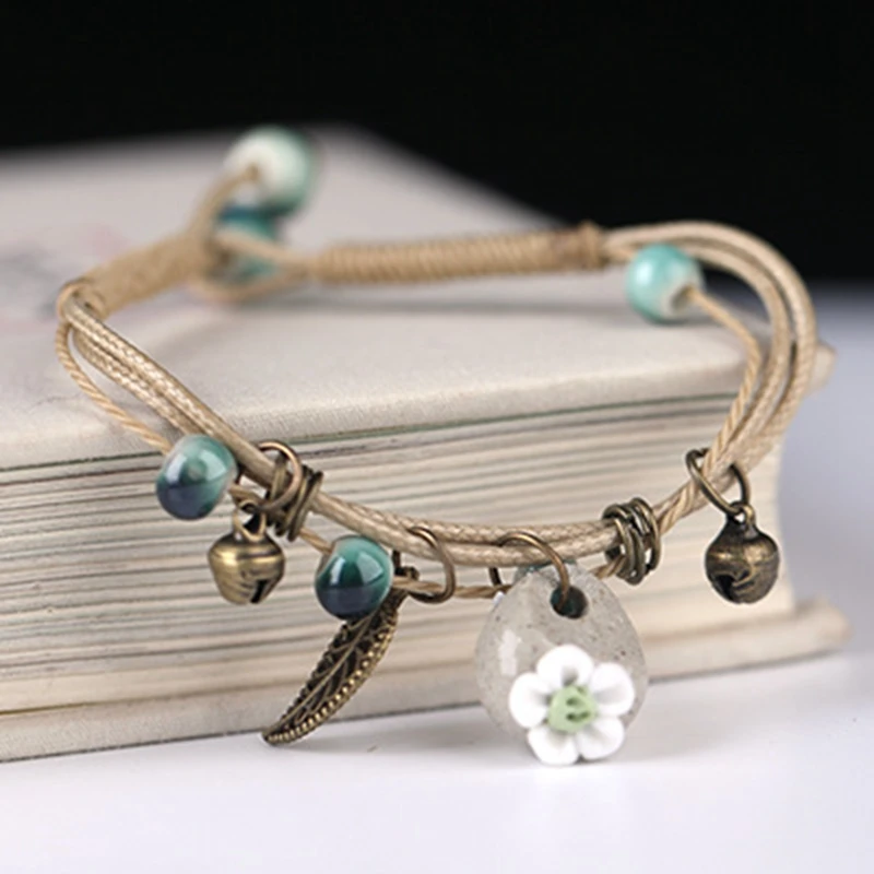 Браслет ручной работы из керамического бисера с подвеской в виде листьев |