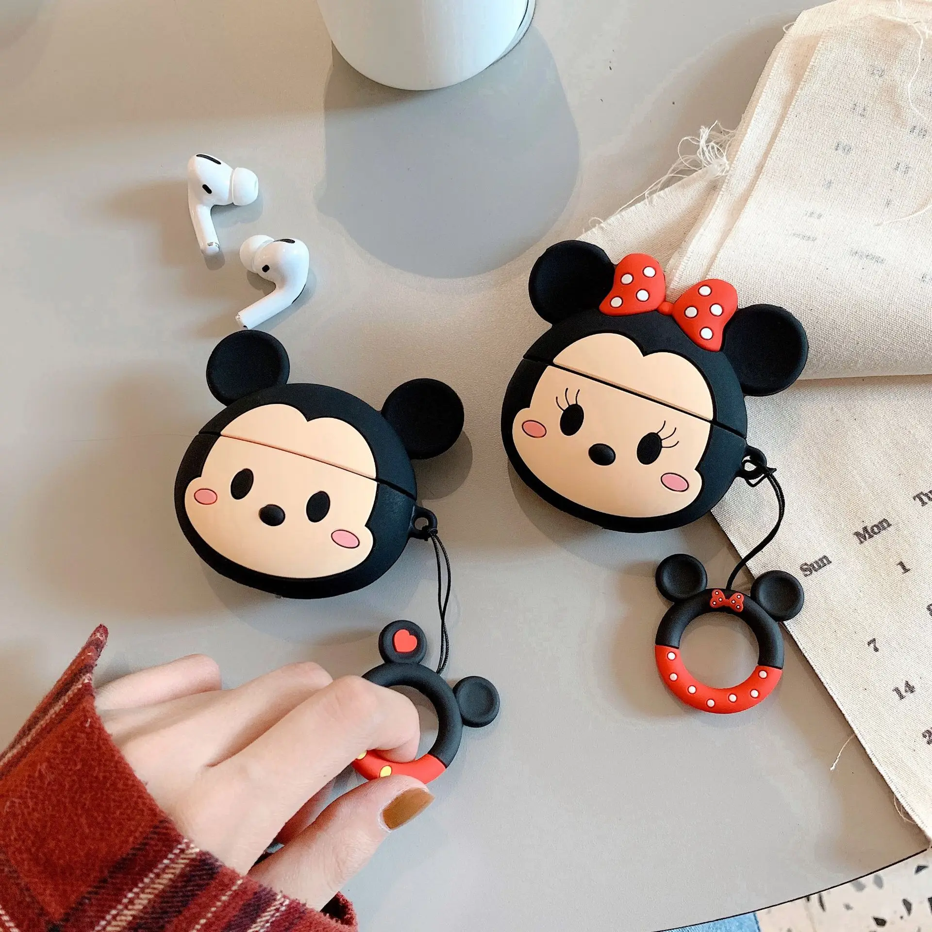 

Силиконовый чехол для наушников AirPods 3 поколения с изображением Минни и Микки