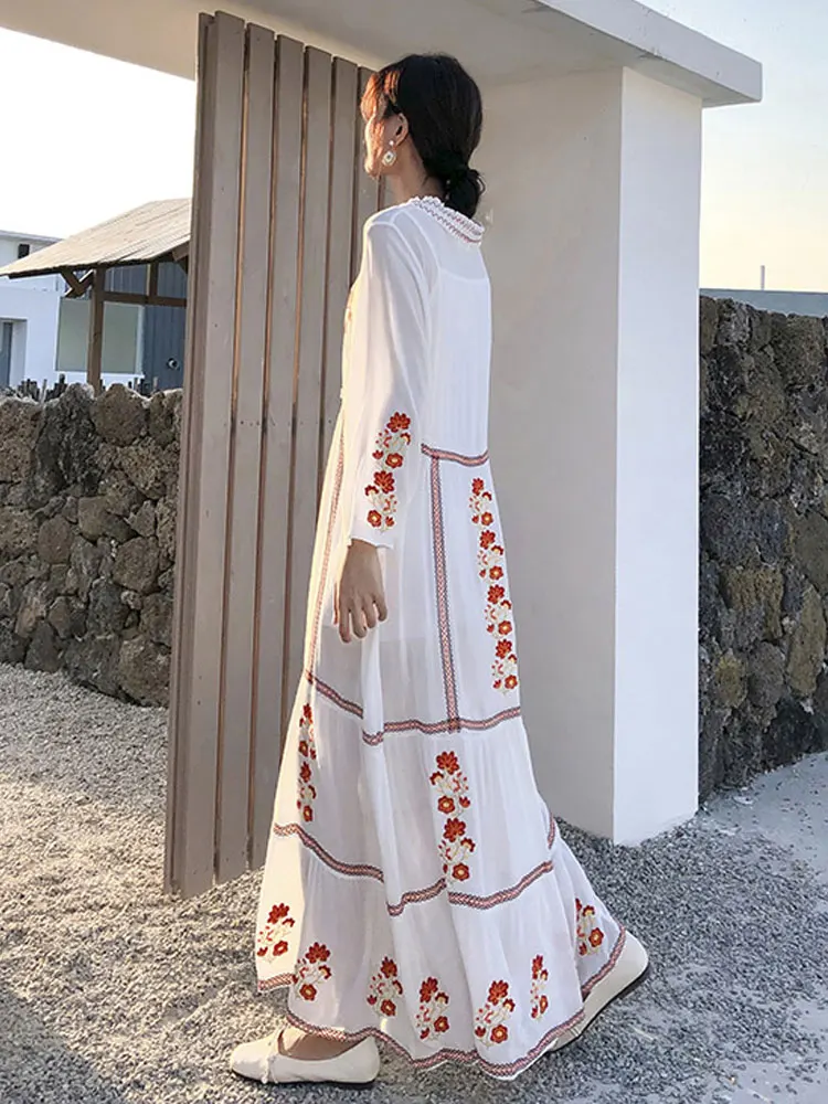 

The new summer version of the Bohemian holiday beach island dress dress retro embroidered loose large size dress