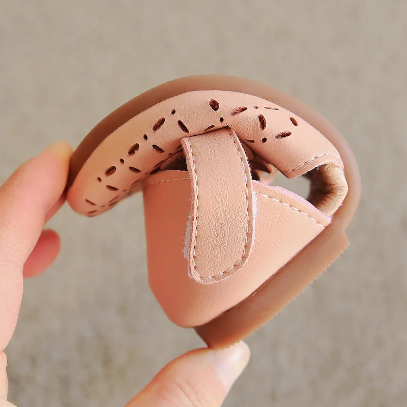 

Girls' Sandals Toe-covered Leather Soft Sole 2021 New Children's Hollow Hole Half Sandals Girls Little Princess Leather Sandals