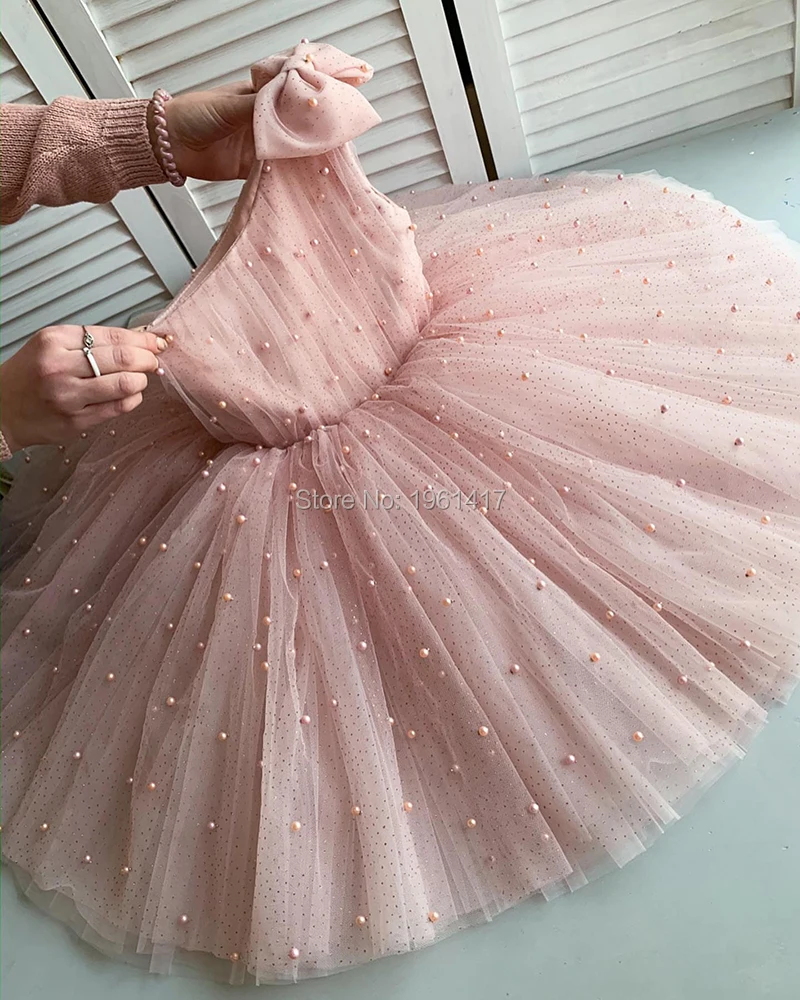 Милое детское розовое платье на одно плечо рождественское с жемчугом девичье для