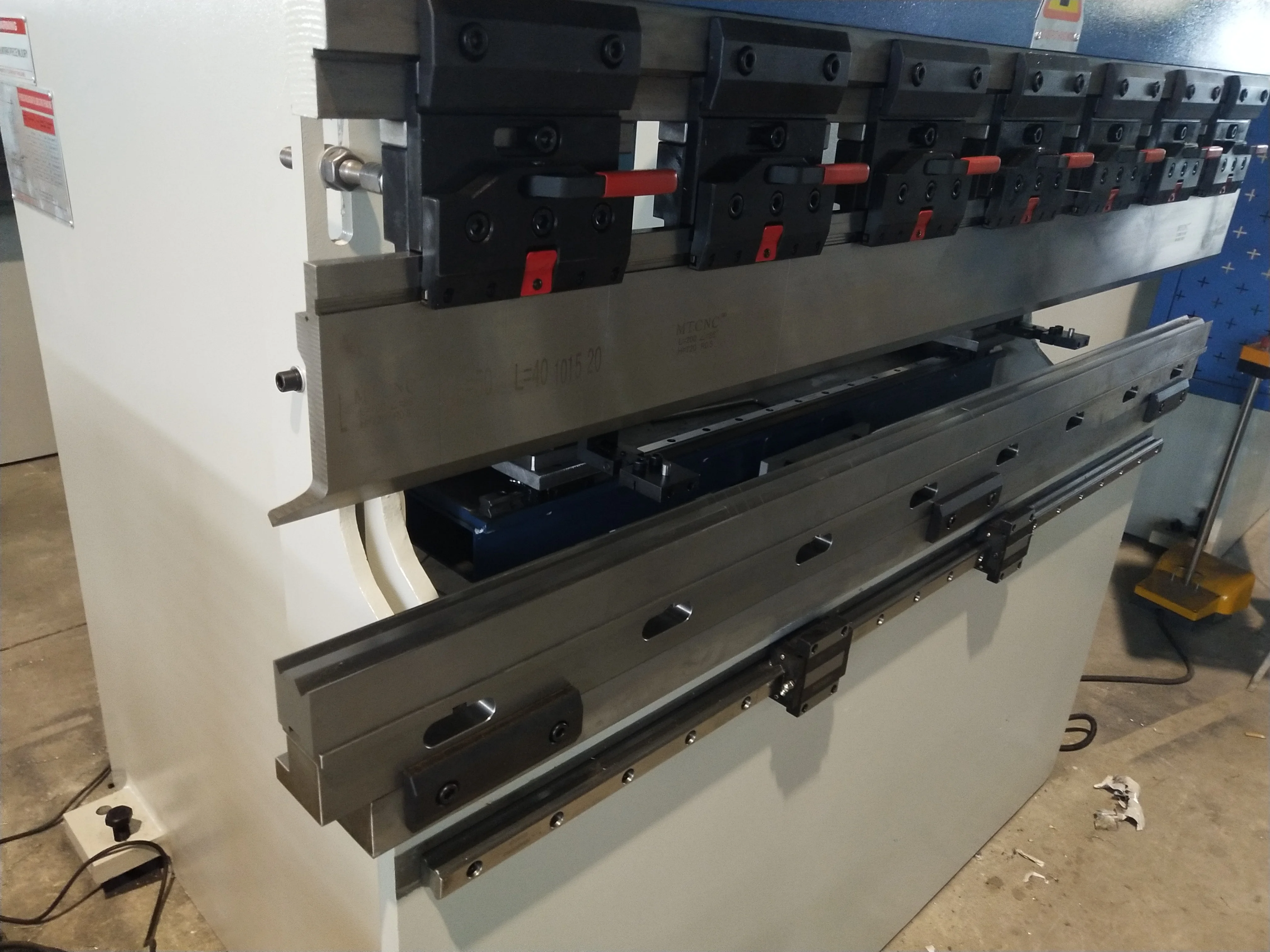 WE67K30T/1600 мм Синхронизация cnc гидравлический фрикционный пресс машина для