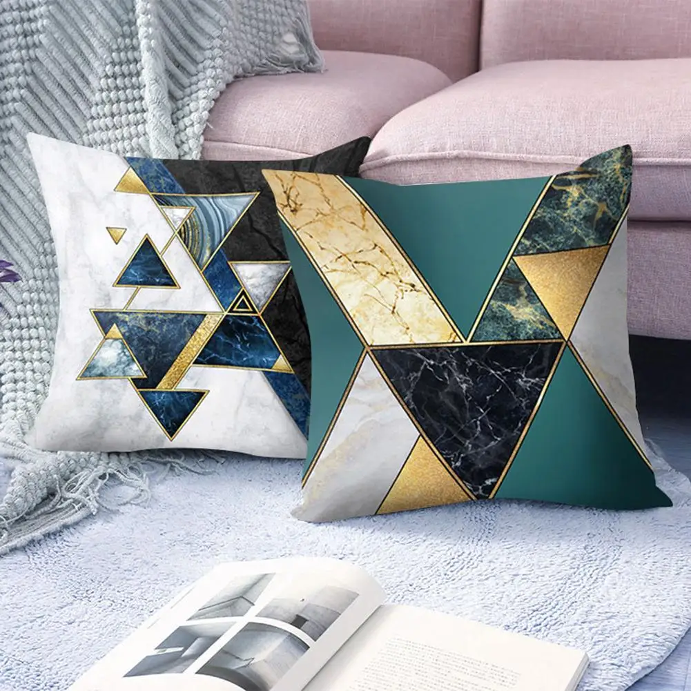 Чехол для подушки с цветными блоками и треугольным геометрическим рисунком