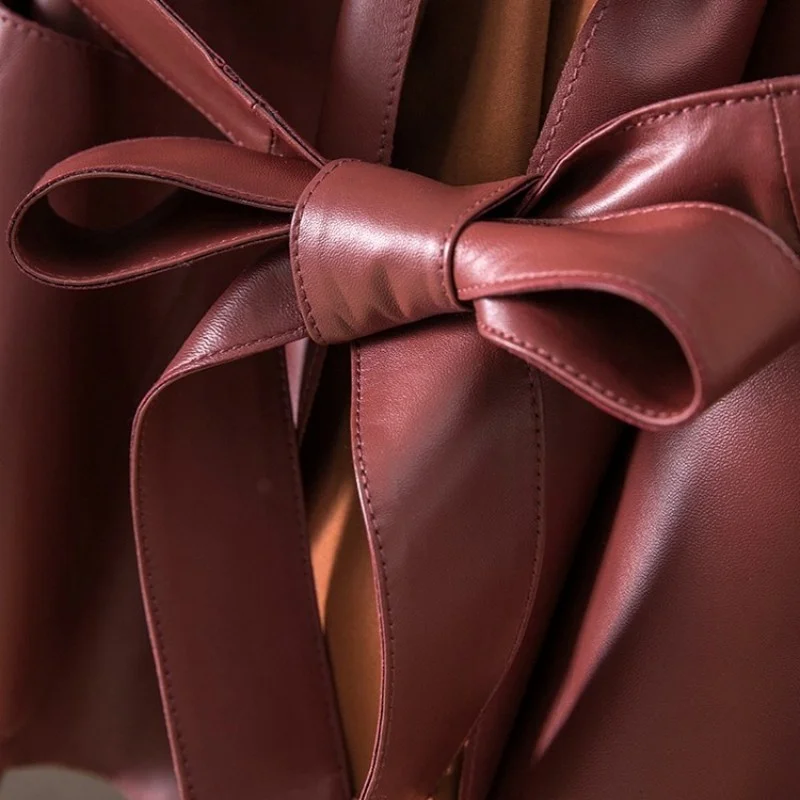 Женская модная куртка из натуральной кожи с глубоким V-образным вырезом и поясом