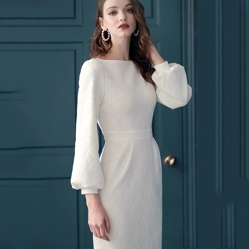 Женское прямое платье с пышными рукавами элегантное однотонное приталенное в