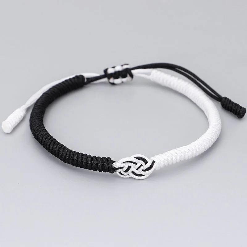Браслет женский плетеный из нитей белого и черного цвета ручной работы с узлом