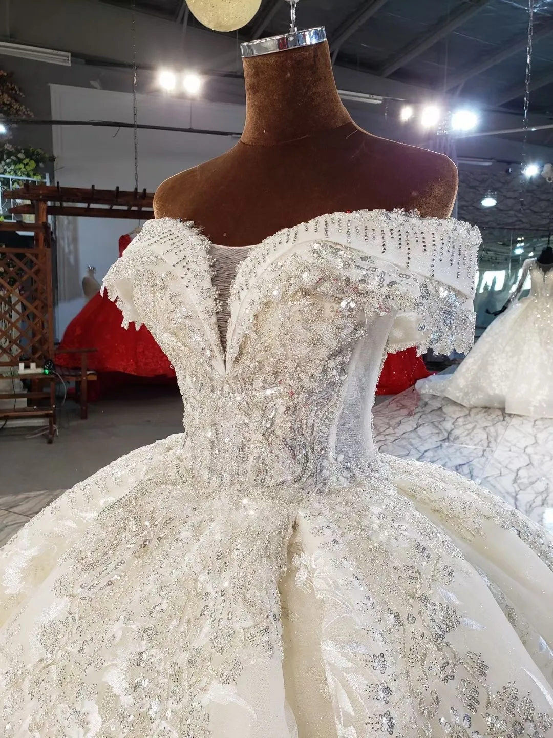 Gorgeous Off The Shoulder Ball Gown Wedding Dresses China Vestido De Noiva Beading Lace Appliques Lace Bridal Gowns