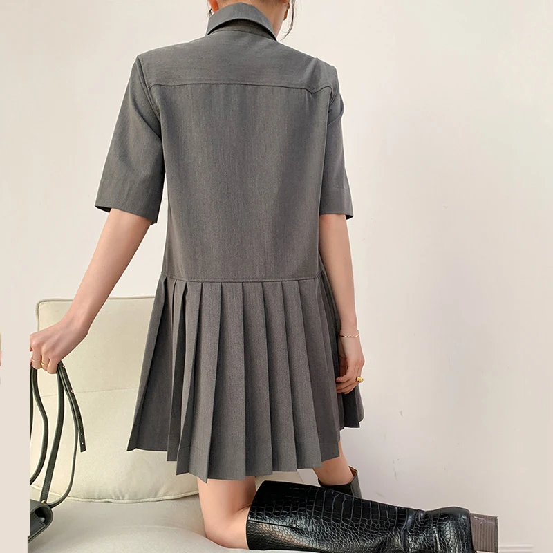 

[EAM] Women Gray Rhinestone Button Pleated Dress New Lapel Short Sleeve Loose Fit Fashion Tide Spring Summer 2021 1DD6039