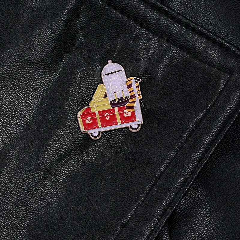 Брошь на колесиках с изображением корзины и совы короля перекрестной станции