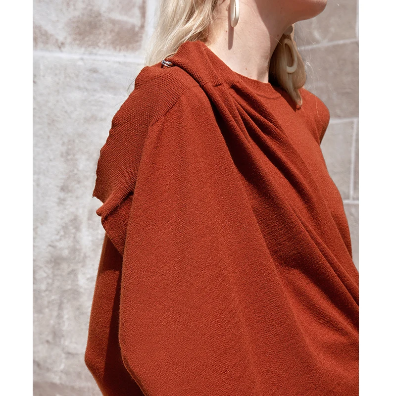 Женский вязаный свитер с круглым вырезом