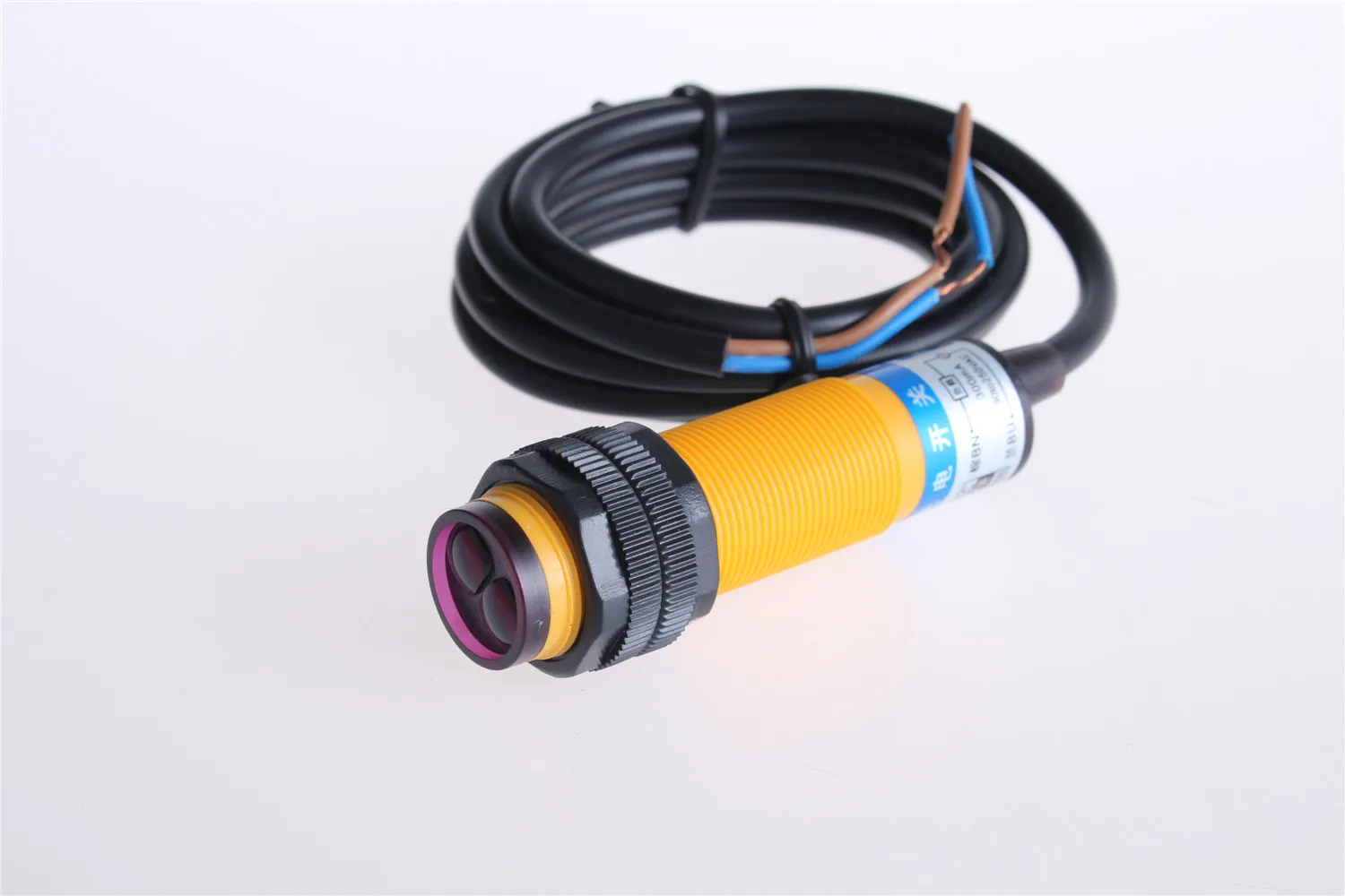 Фотоэлектрический датчик с дальностью обнаружения 30 см без инфракрасного